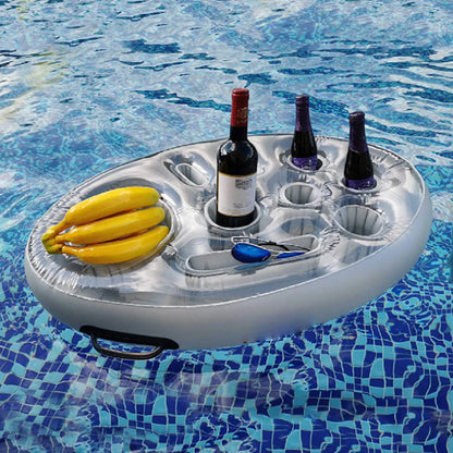 Inflatable Pool Float Cup Holder & Drink Tray avec boissons et collations flottant dans une piscine.