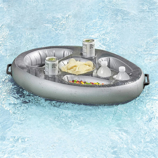 Inflatable Pool Float Cup Holder & Drink Tray avec boissons et collations flottant dans une piscine.
